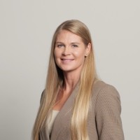 Helen Kreisberg, portreefoto heledal taustal